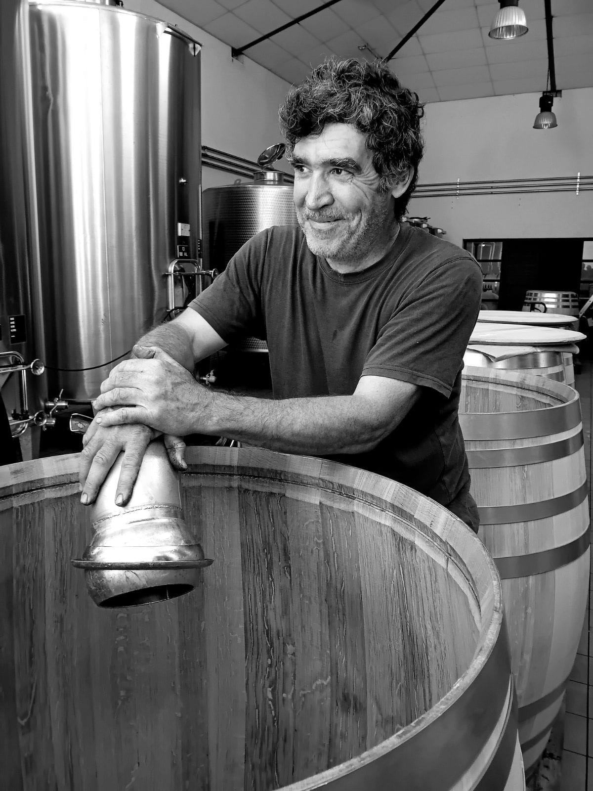 Éric Léglise dans le chai du Château Le Coteau